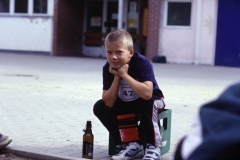 Axel-darf-erst-einmal-auf-dem-Bierkasten-sitzen-und-hoffen